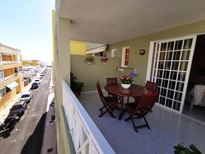balcón con mesa y sillas en Apartamento Candil en Puerto Naos