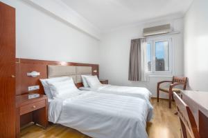 Postel nebo postele na pokoji v ubytování Attalos Hotel