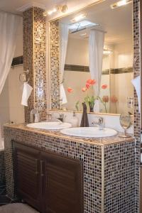 Bathroom sa Luxury Family Villa Meteora