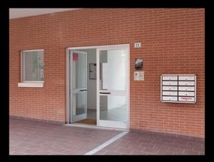 ein Backsteingebäude mit offener Tür in der Unterkunft Room Touch And Go in Bologna