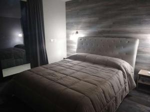 a bedroom with a large bed with a head board at Tenuta Terra e Sole in Castrocielo