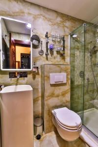 Bilik mandi di Hotel Premier