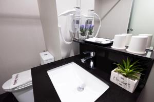 Koupelna v ubytování Axiaa Hotel