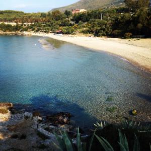 uma vista para uma praia com areia e água em Case Vacanza Ulivo em Marina di Camerota