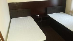 מיטה או מיטות בחדר ב-Aldeno Gesthouze