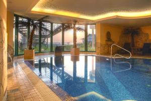 una gran piscina en un edificio con una gran ventana en SEETELHOTEL Ostseeresidenz Bansin, en Bansin