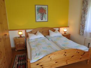 Un pat sau paturi într-o cameră la Ferienwohnungen Margreiter
