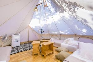 una habitación con una tienda de campaña con una cama y una mesa en Baan Talay Resort & Yoga, en Ko Tao