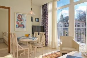 班辛海的住宿－波羅的海住宅班森斯特爾公寓式酒店，一间带桌椅和窗户的用餐室