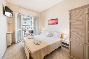 リッチョーネにあるVilla Maria Apartments nel Cuore di Riccioneのベッドルーム1室(ベッド1台、タオル2枚付)
