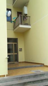 um quarto vazio com uma varanda num edifício em Appartamento da Marco em Pineto