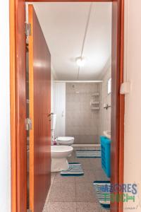 ein Bad mit einem WC und einem Waschbecken in der Unterkunft Casa do Tio Jose in Doze Ribeiras