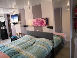 sypialnia z łóżkiem z obrazem na ścianie w obiekcie Studio Callanya w mieście Callantsoog