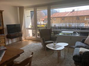 sala de estar con sofá y mesa en Wohnung Edelweiß - Wohnen auf Zeit - Homeoffice - nah am See - buchbar ab 28 Nächte, en Schliersee