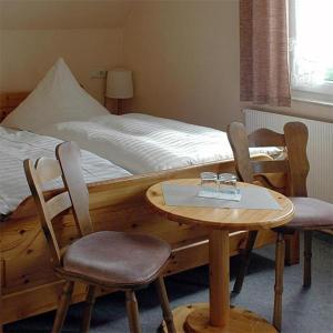 um quarto com uma cama, uma mesa e cadeiras em Schöne Aussicht em Bad Friedrichshall