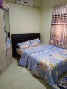 Un pat sau paturi într-o cameră la villa tempoyak homestay