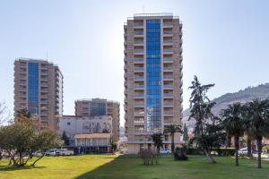 deux grands bâtiments dans une ville avec un parc dans l'établissement Central Budva apartment C15, à Budva