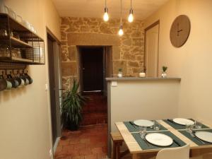 - une salle à manger avec une table et des assiettes dans l'établissement Un Beau Regard sur la nature !, à Mauléon