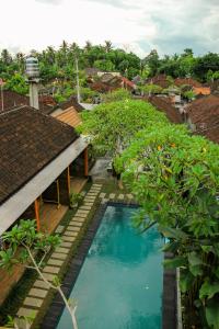 einen Blick über einen Pool in einem Dorf in der Unterkunft Dedeane ubud in Ubud