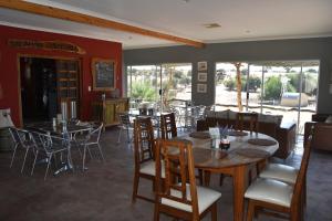 een restaurant met tafels en stoelen in een kamer bij Kalahari Farmstall in Koës