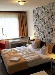 Кровать или кровати в номере Hotel Gloria Budapest City Center