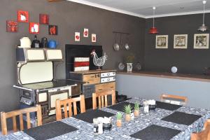 une salle à manger avec une table et une cuisine dans l'établissement Kalahari Farmstall, à Koës