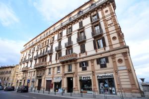 un grand bâtiment au bord d'une rue dans l'établissement Suite Calderini, à Pérouse