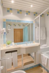 uma casa de banho com um lavatório e um espelho em Luna Miramar Club em Albufeira