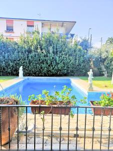 una piscina con piante su una recinzione di Villa Rosyiano a Misterbianco