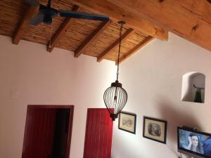 un dispositif lumineux suspendu à un plafond dans une pièce dans l'établissement Quarto em Monte Alentejano perto do Cercal, à Cercal
