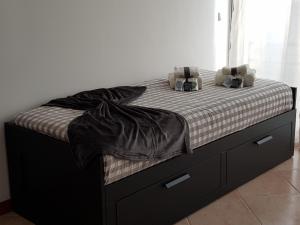 ポンタ・デルガダにあるBela Vistaのベッド(白黒のシーツ、枕付)