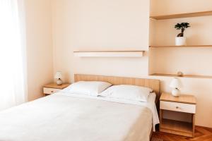Llit o llits en una habitació de Apartments Tudić