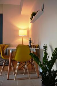 A seating area at Myrto2 apartment