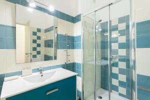 een badkamer met een wastafel en een douche bij FLH Rossio's Flat in Lissabon