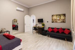 ein Schlafzimmer mit einem Sofa und einem Schreibtisch in einem Zimmer in der Unterkunft B&B i Maestri in Neapel