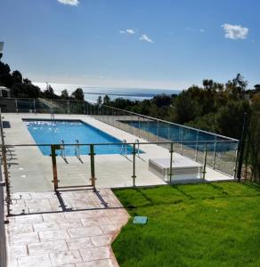 una piscina con vistas al océano en Apartamento Delicia 1, en Benalmádena