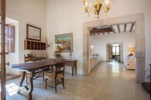 un comedor con mesa y sillas en una habitación en Sa Bisbal - Turismo de interior, en Selva