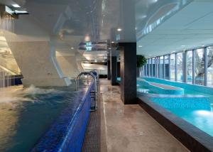 Bazén v ubytování Kalev Spa Hotel & Waterpark nebo v jeho okolí