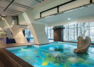 Bazén v ubytování Kalev Spa Hotel & Waterpark nebo v jeho okolí
