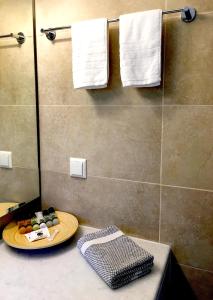 uma casa de banho com uma bandeja de comida e toalhas em Aria Monte Villas em Raches