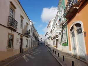 法魯的住宿－Old Charming House Faro，建筑物之间的小巷里一条空的街道