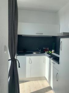Kuchyň nebo kuchyňský kout v ubytování Modern Apartments Day