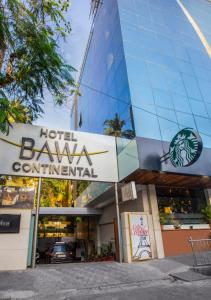 um hotel com sinal obrigatório em frente a um edifício em Hotel Bawa Continental em Mumbai