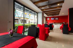 En restaurant eller et andet spisested på PJ Patong Resortel