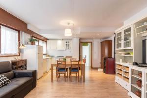 kuchnia i salon ze stołem i kanapą w obiekcie Mundaka Home w mieście Mundaka