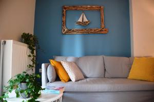 A seating area at Myrto2 apartment