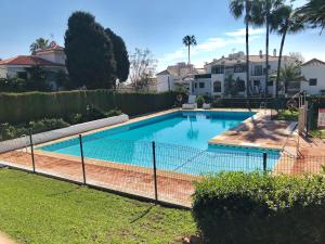 Bazén v ubytovaní Luxury Doña Carlota alebo v jeho blízkosti