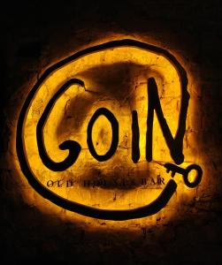 Un'insegna al neon che dice "fine con un paio di forbici" di GOIN Old House & Bar a Tainan