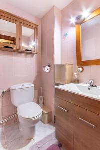 łazienka z toaletą i umywalką w obiekcie Mundaka Home w mieście Mundaka +37 zdjęć