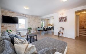 TV a/nebo společenská místnost v ubytování Apartment Lungomare